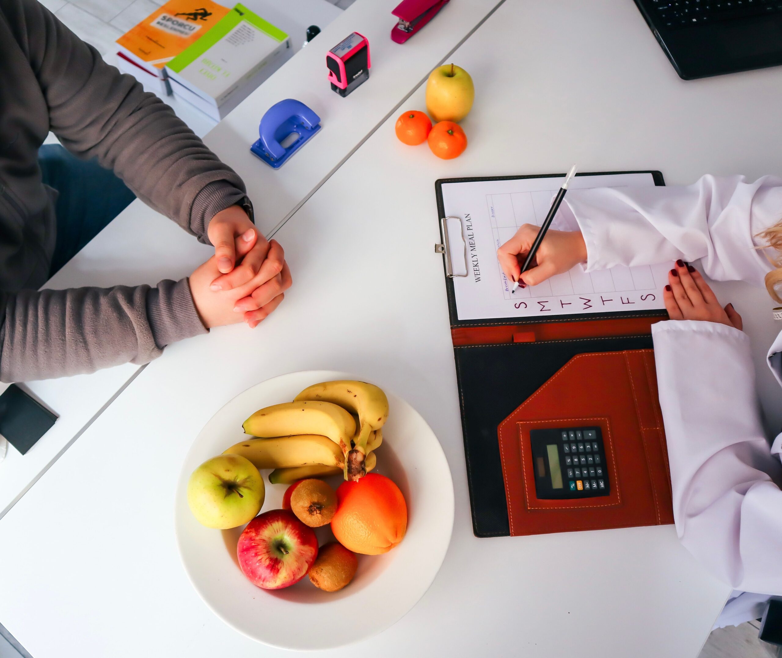 Profesional de nutrición explicando un reporte de composición corporal a un cliente