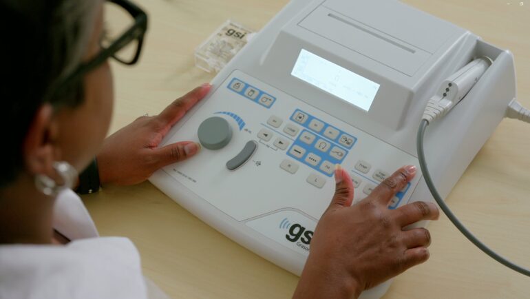 Audiometría de cribado con el audiómetro timpanómetro GSI 39