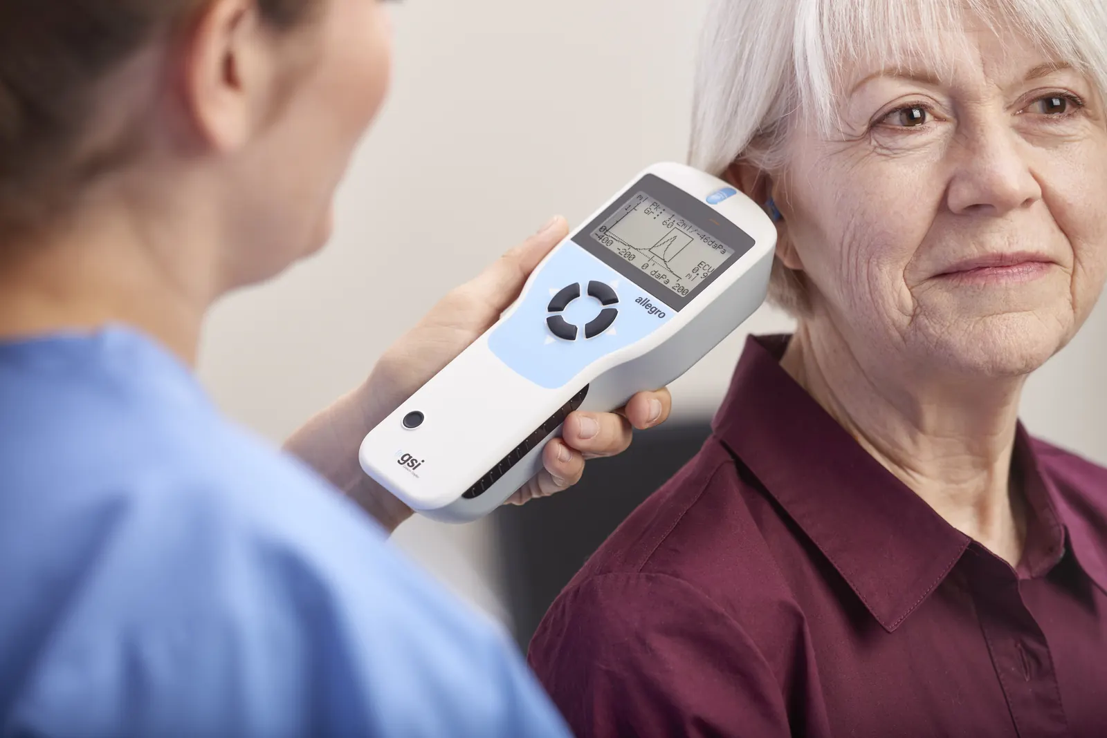 Profesional de la salud evaluando a una persona adulta mayor con el GSI Allegro