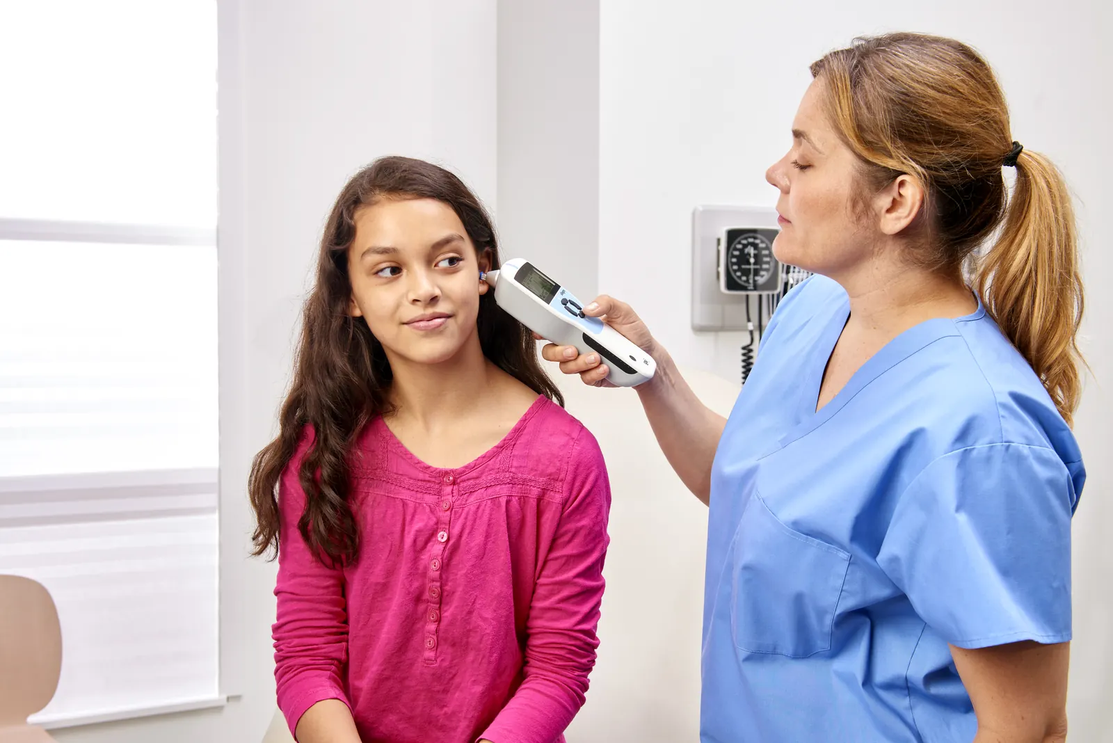 Profesional de la salud realizando una evaluación con el GSI Allegro a una niña