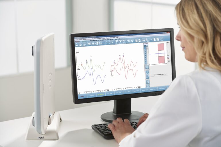 Audióloga revisando potenciales evocados en el monitor con el GSI Audera Pro