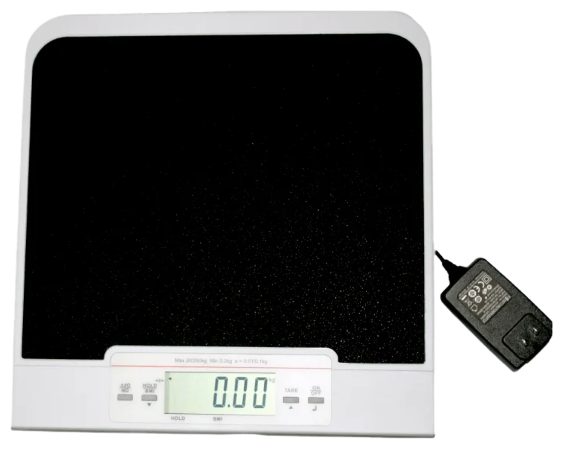 Balanza médica de piso Charder MS6111, doble pantalla Vista superior de la balanza Charder MS6111 con su adaptador de corriente